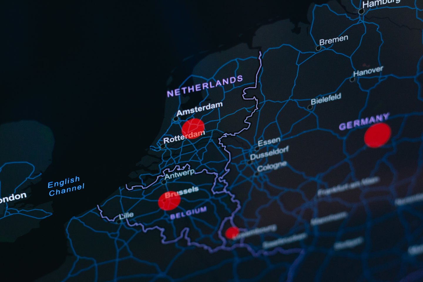 Digitale kaart van West-Europa met belangrijke steden en routes gemarkeerd.